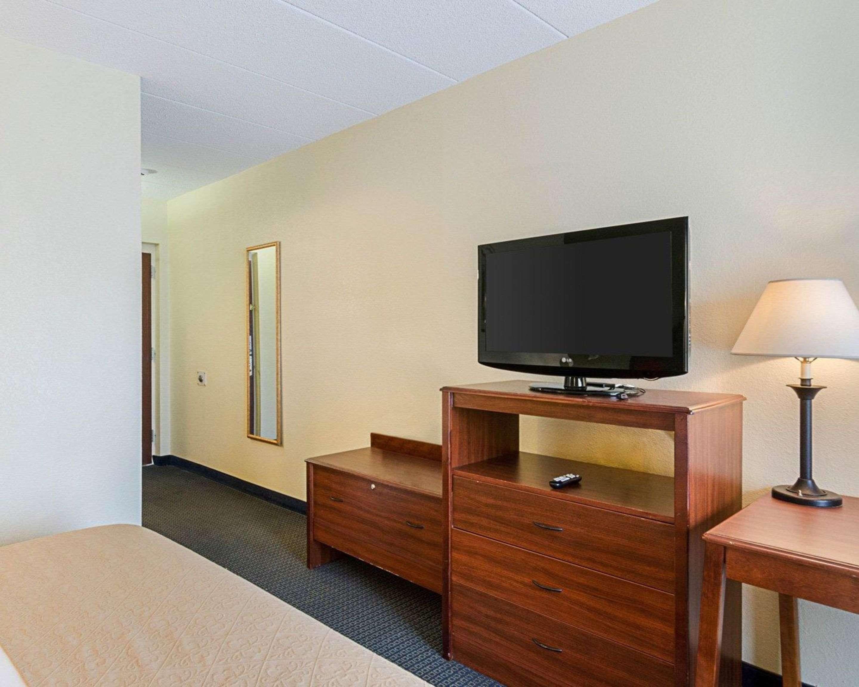 Quality Inn & Suites Вустер Экстерьер фото