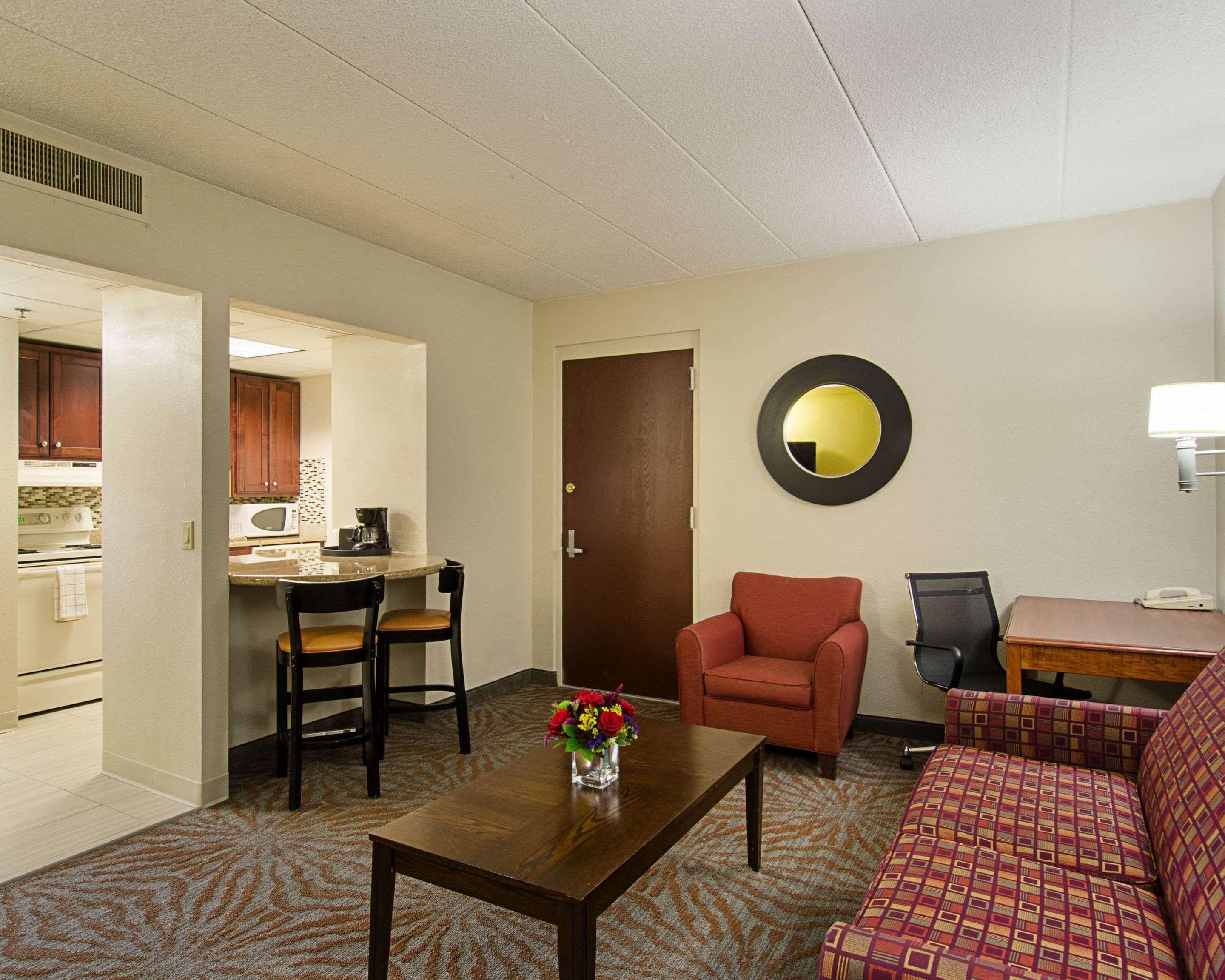 Quality Inn & Suites Вустер Экстерьер фото