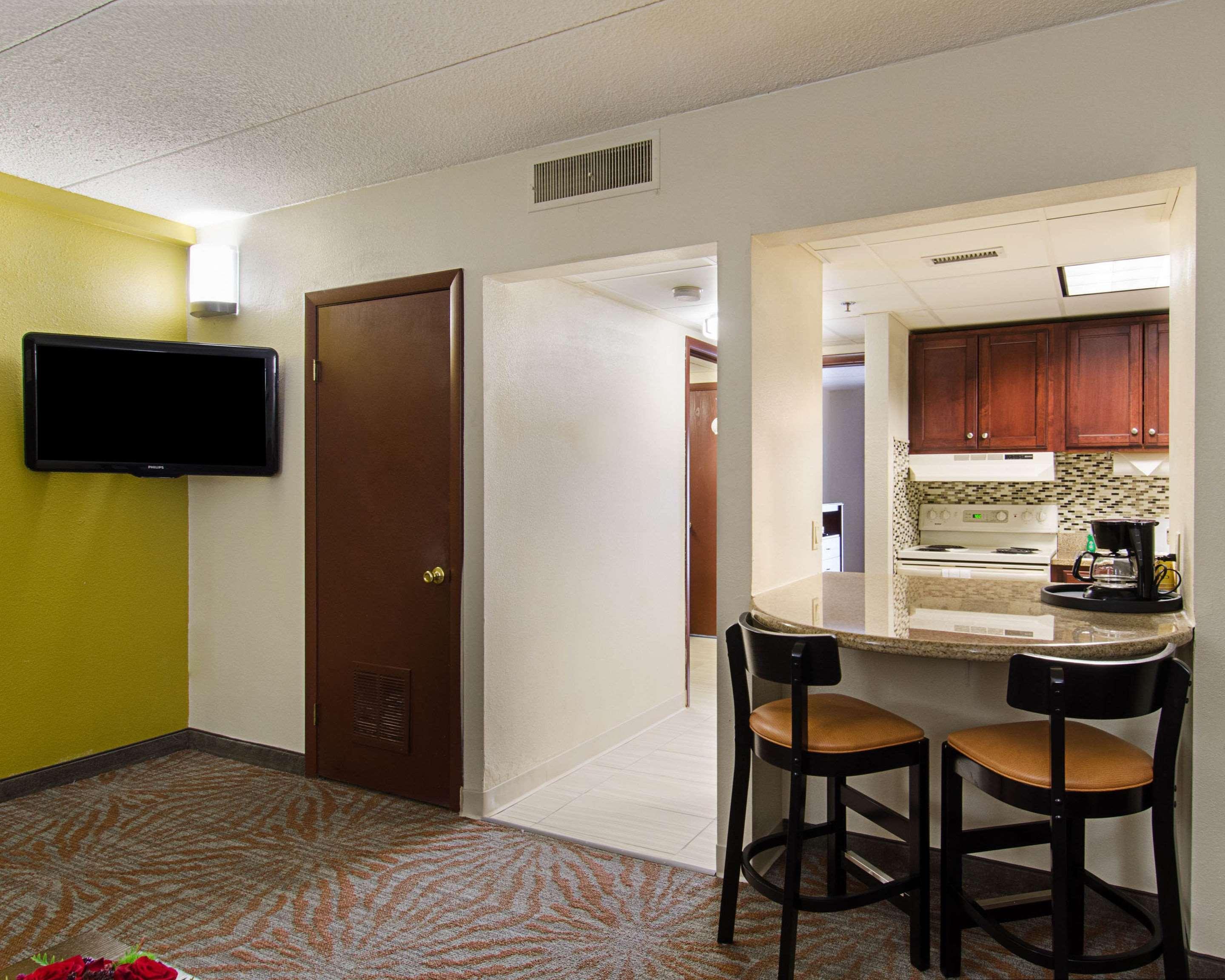 Quality Inn & Suites Вустер Экстерьер фото
