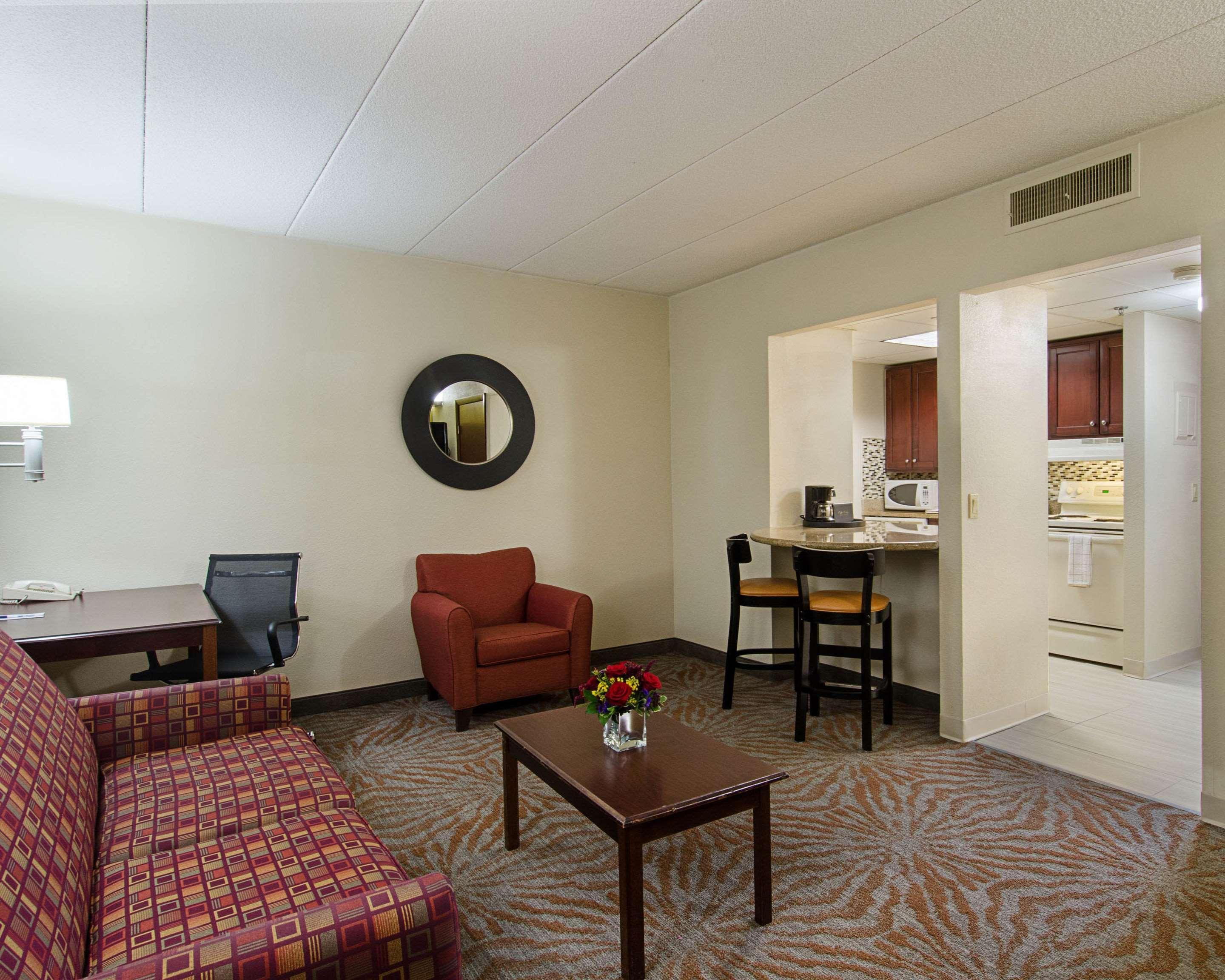 Quality Inn & Suites Вустер Экстерьер фото