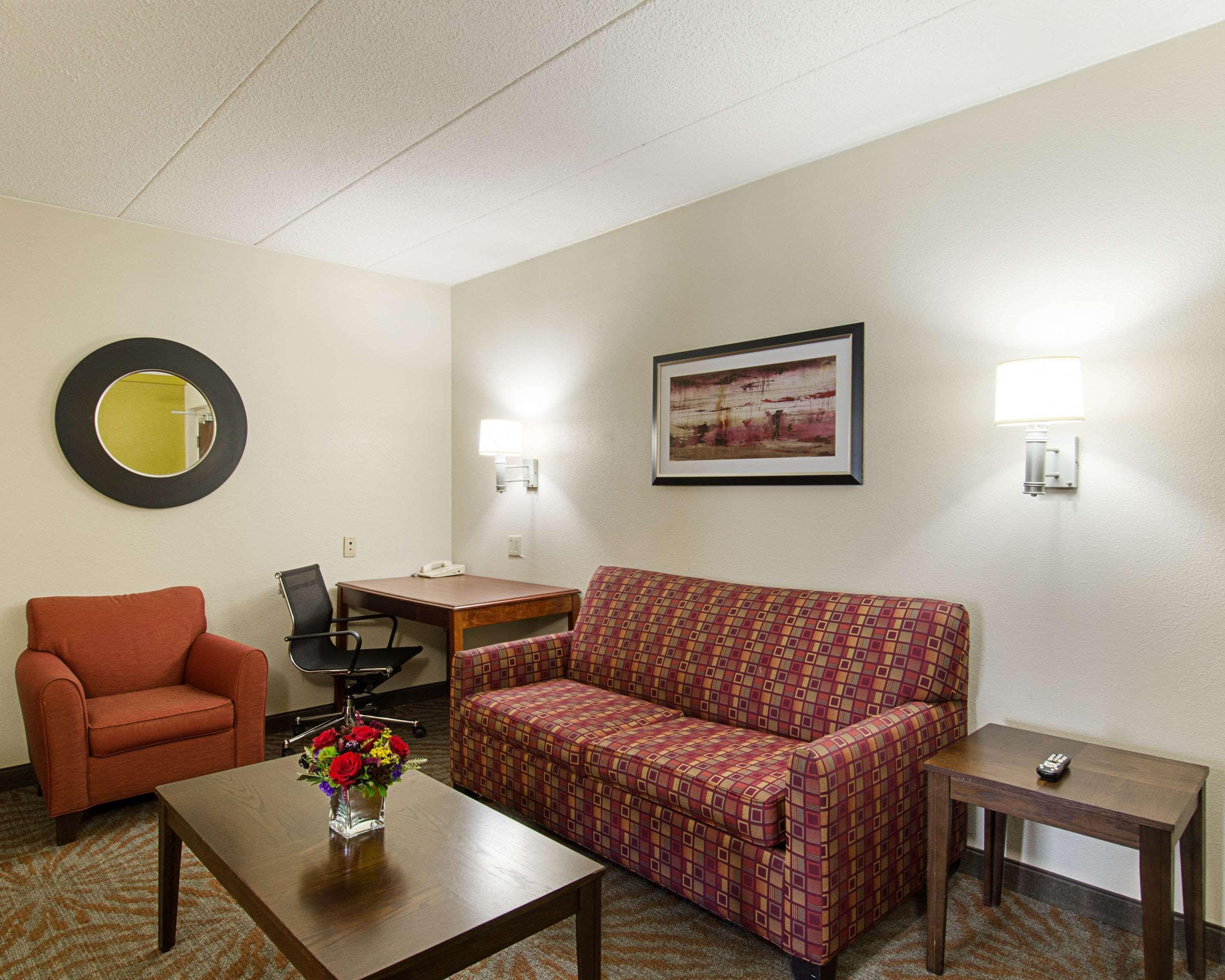Quality Inn & Suites Вустер Экстерьер фото