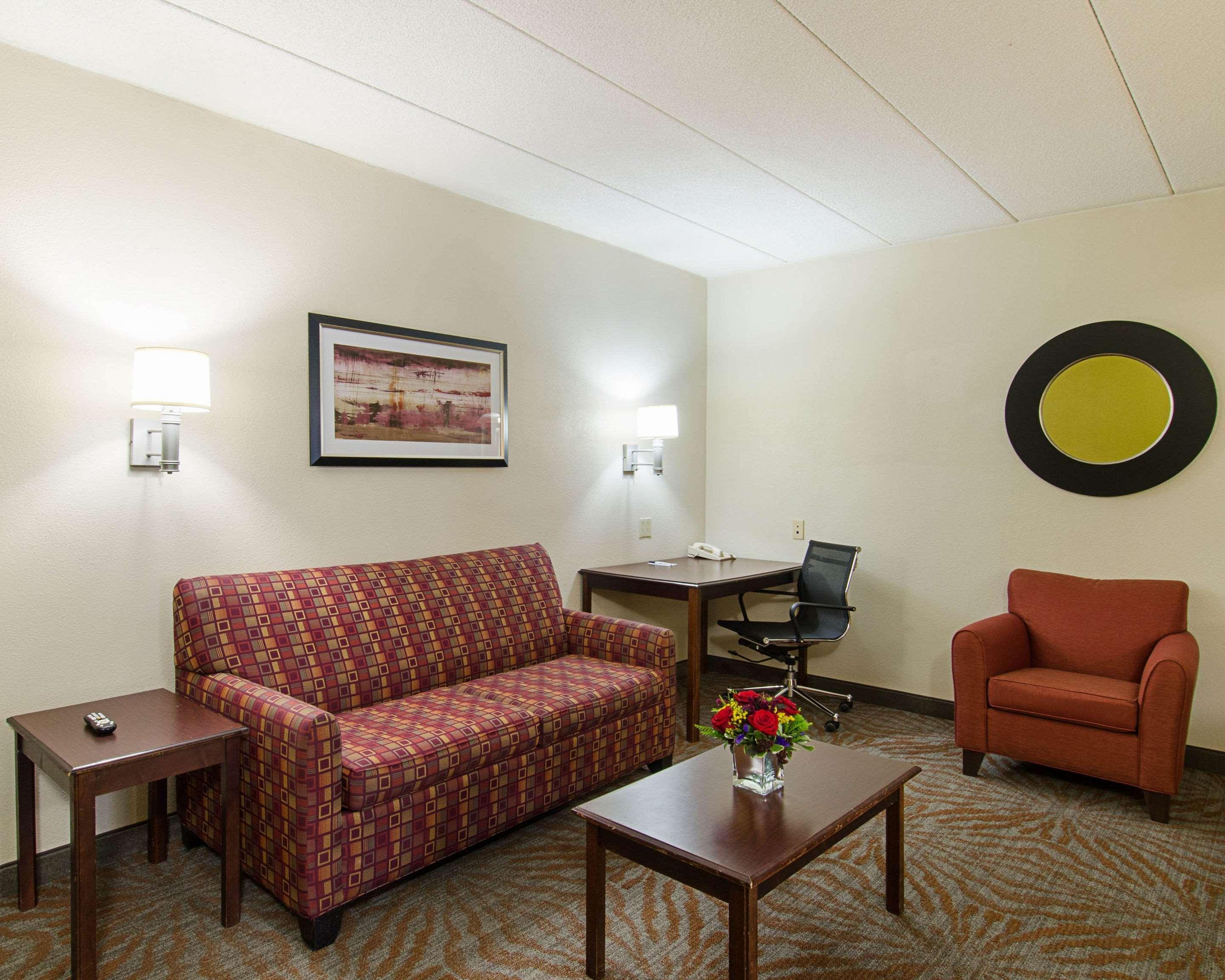 Quality Inn & Suites Вустер Экстерьер фото