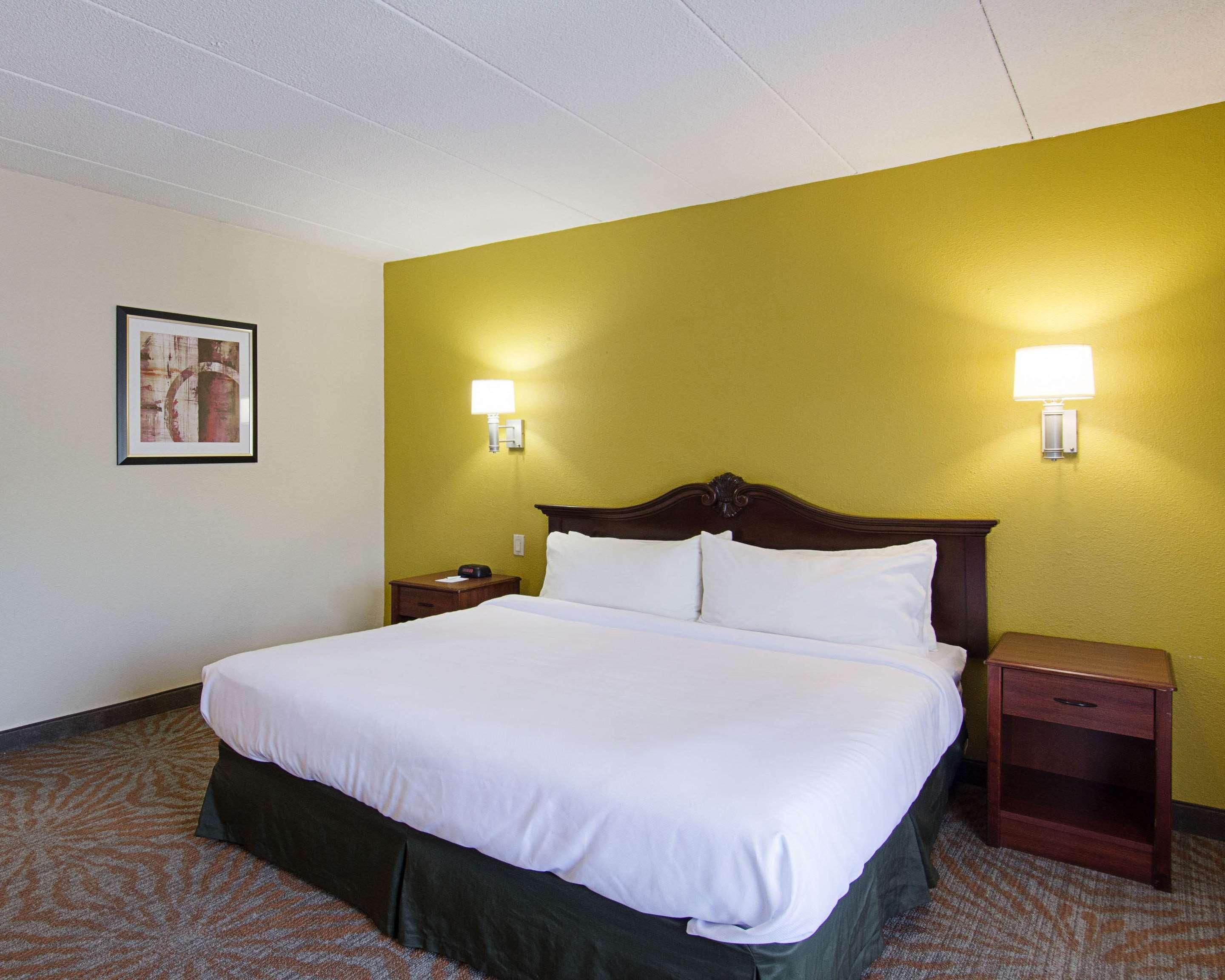 Quality Inn & Suites Вустер Экстерьер фото