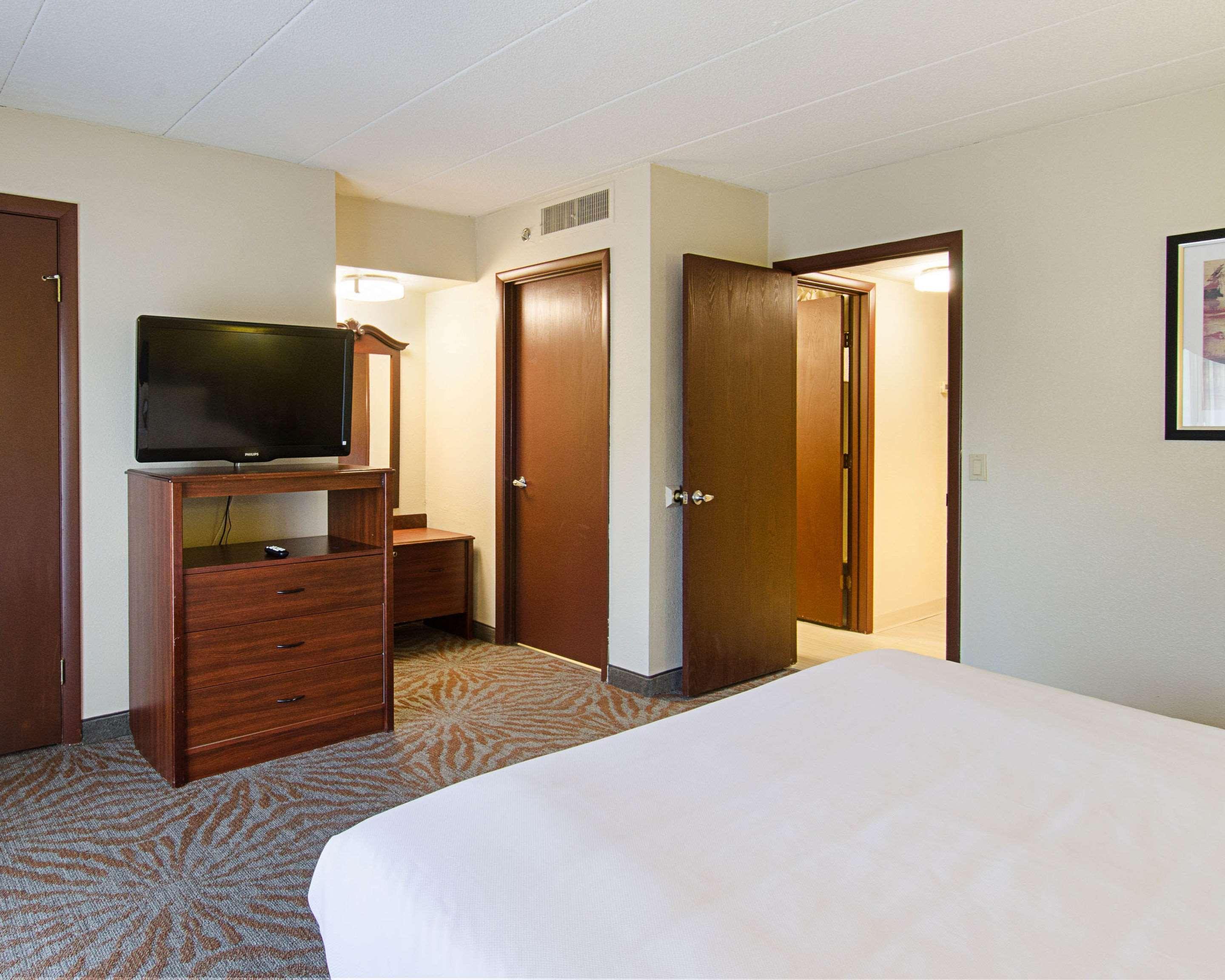 Quality Inn & Suites Вустер Экстерьер фото